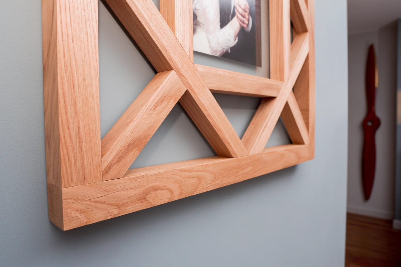 Detail video of the geometric design of this picture frame. It is made from staircase spindles/balustrades that you can get off the shelf.