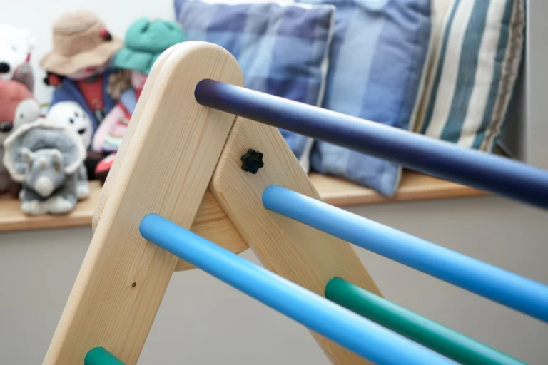 Self Locking Mechanism for Climbing Triangle