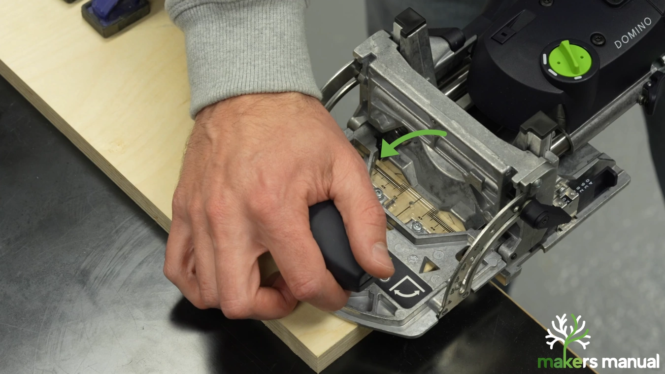 Pivot tool in to accurately located when using Stop Latches